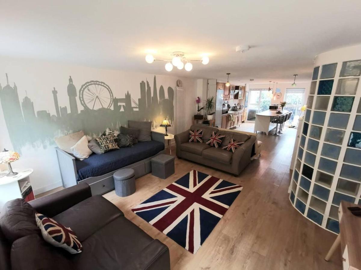 Hébergement de vacances Free Parking - 4 Bed - 3 Bath - Sofa Bed - Digital Lock Entry *