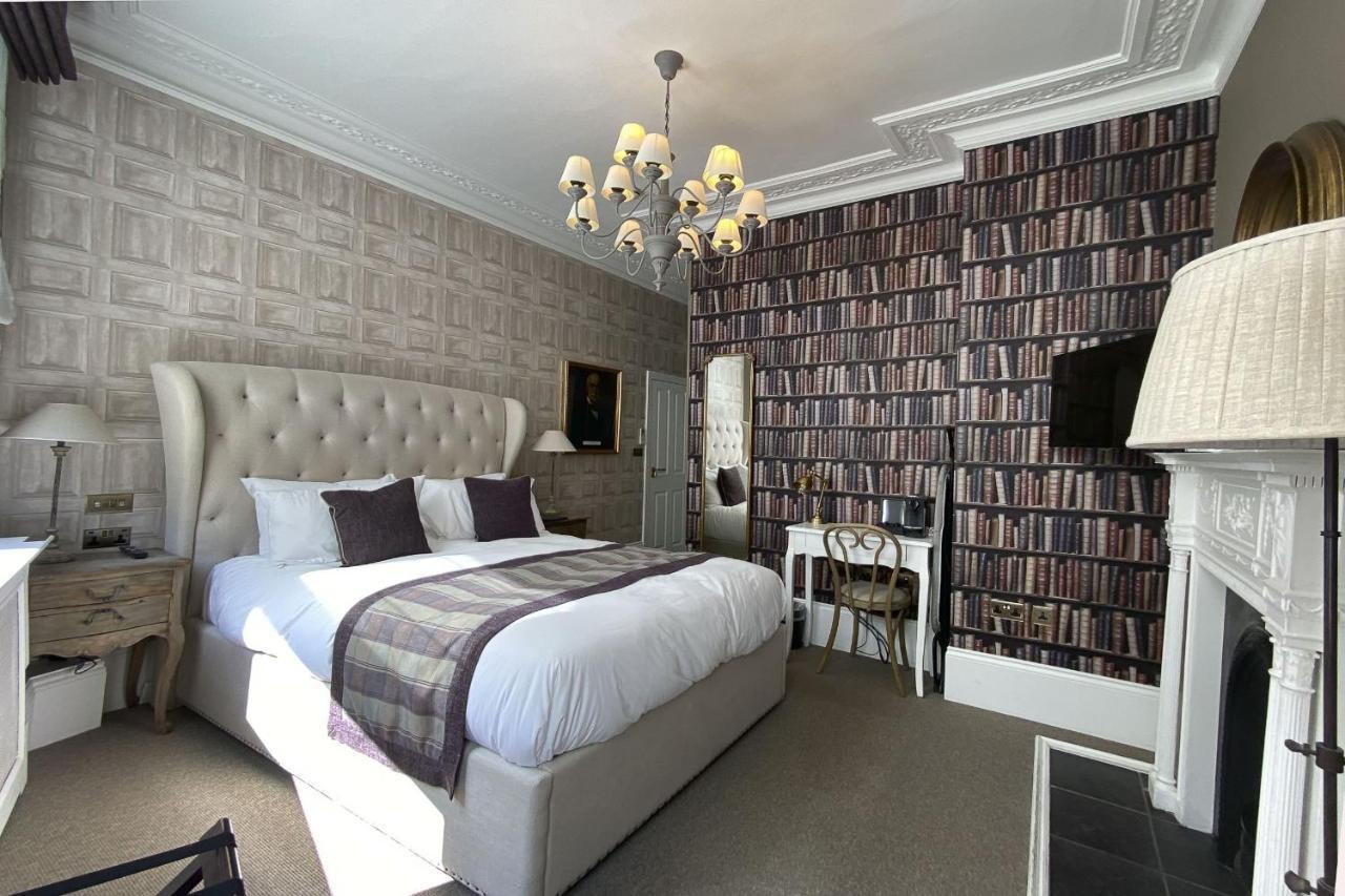The Clerk & Well Pub And 4*