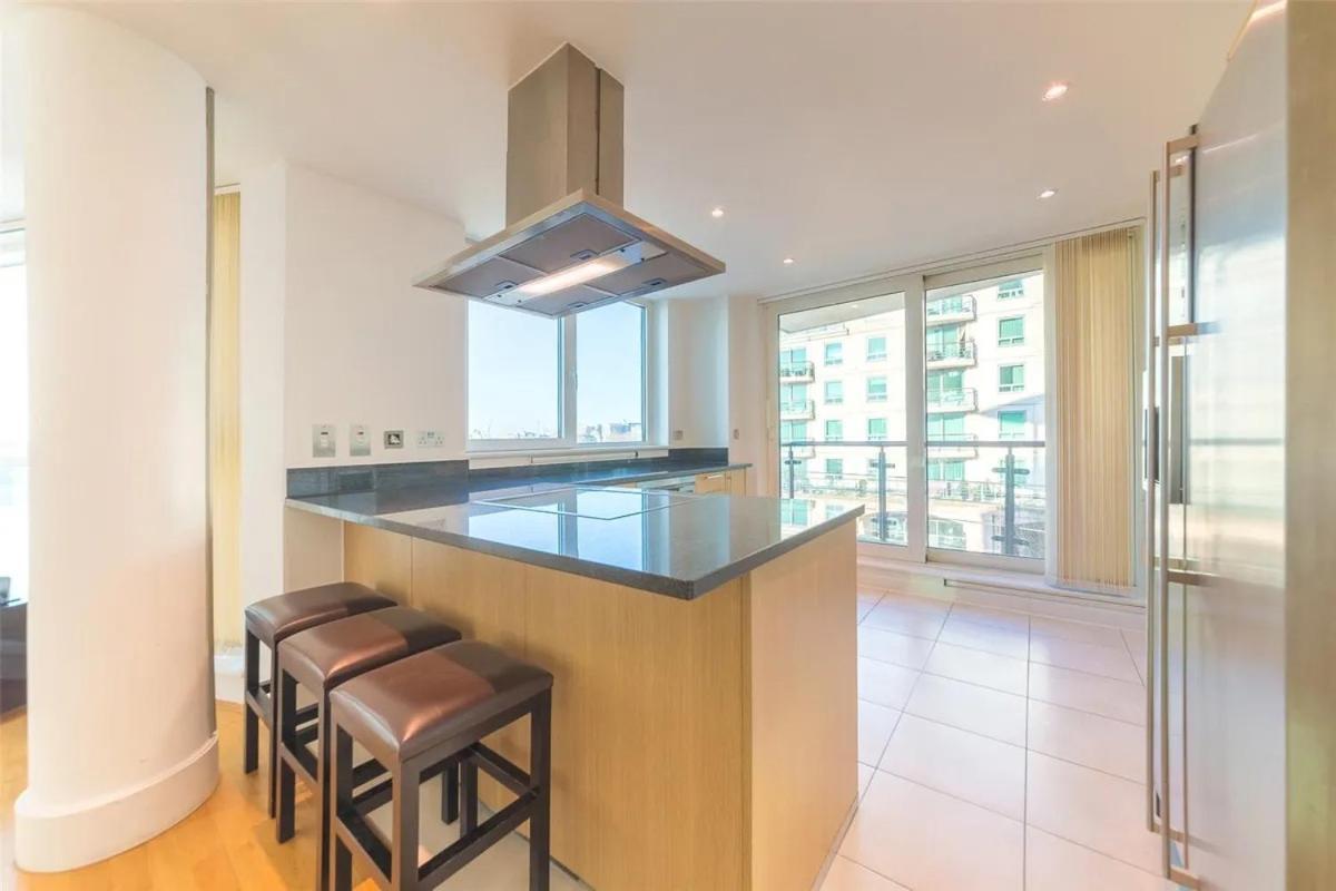 Appartement Panoramic Riverside Facing - 2 Bed - 2 Bath - 2 Balconies - In Nine Elms Londen