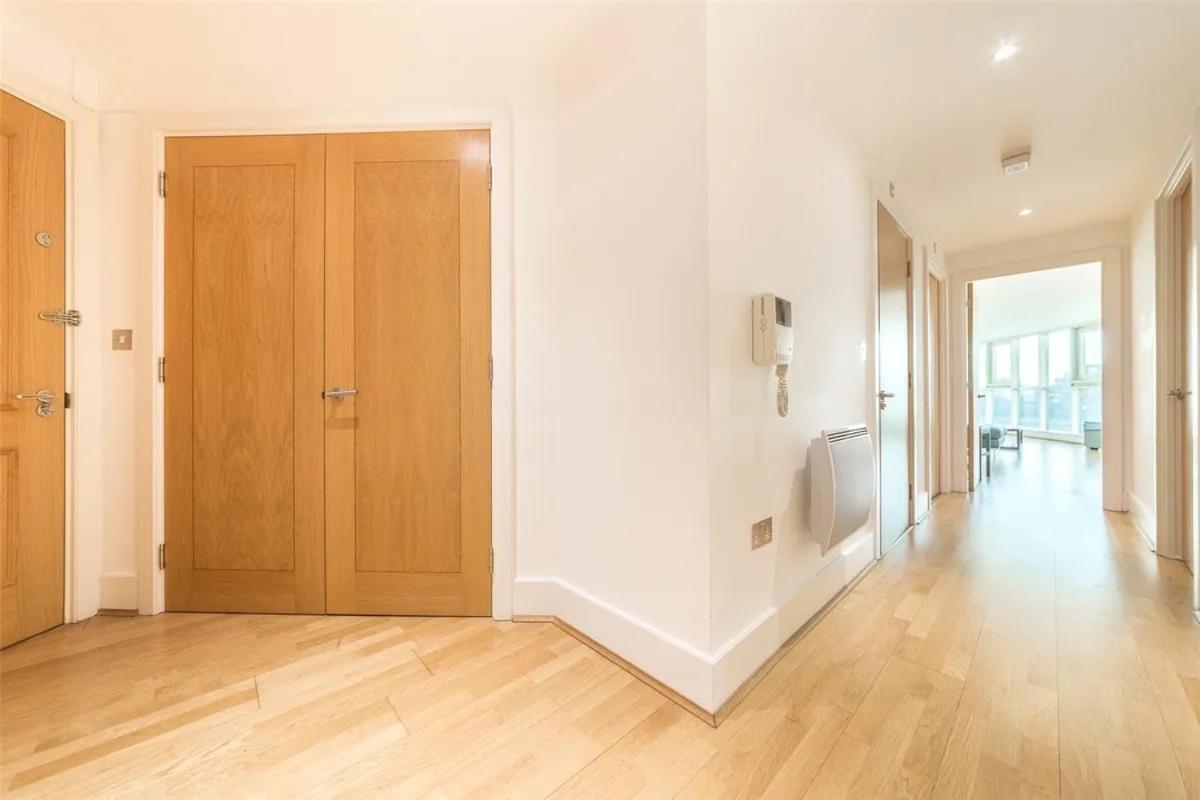 Appartement Panoramic Riverside Facing - 2 Bed - 2 Bath - 2 Balconies - In Nine Elms Londen