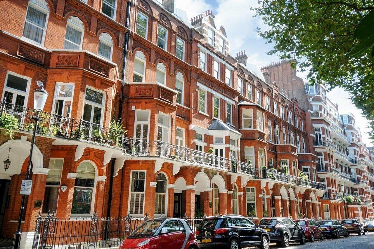 Barkston Earls Court *