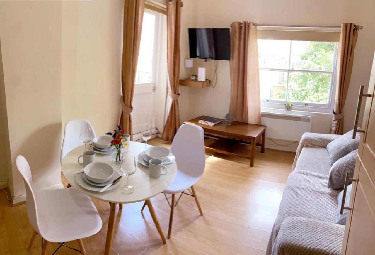 Spacious 1-bedroom Flat With Private Balcony, Patio, And Traditional Decor In Prime Chelsea Location Apartamento
