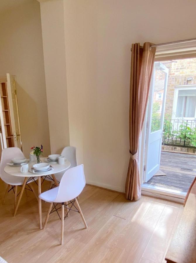 Spacious 1-bedroom Flat With Private Balcony, Patio, And Traditional Decor In Prime Chelsea Location Apartamento *