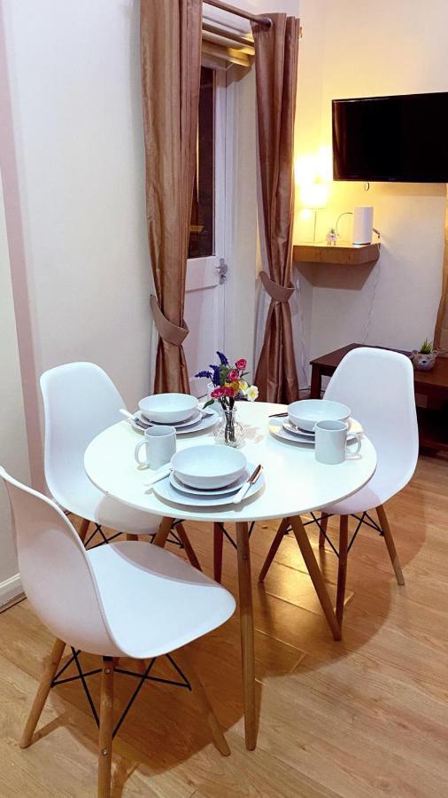 Spacious 1-bedroom Flat With Private Balcony, Patio, And Traditional Decor In Prime Chelsea Location Londres