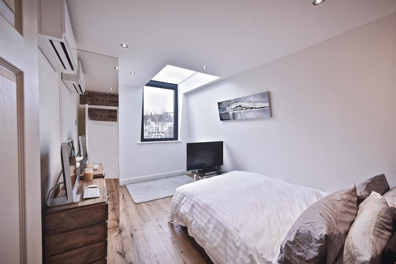 Modern Bedroom In !! Londen