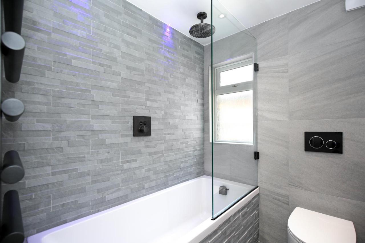 Modern Bedroom In !! Londen