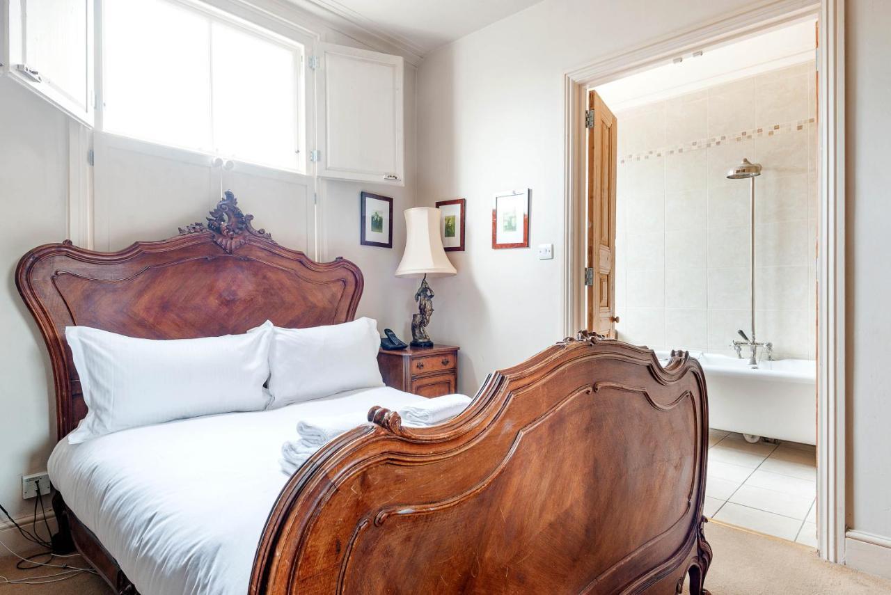 Traditional Townhouse Close To Battersea Park By Underthedoormat Londres