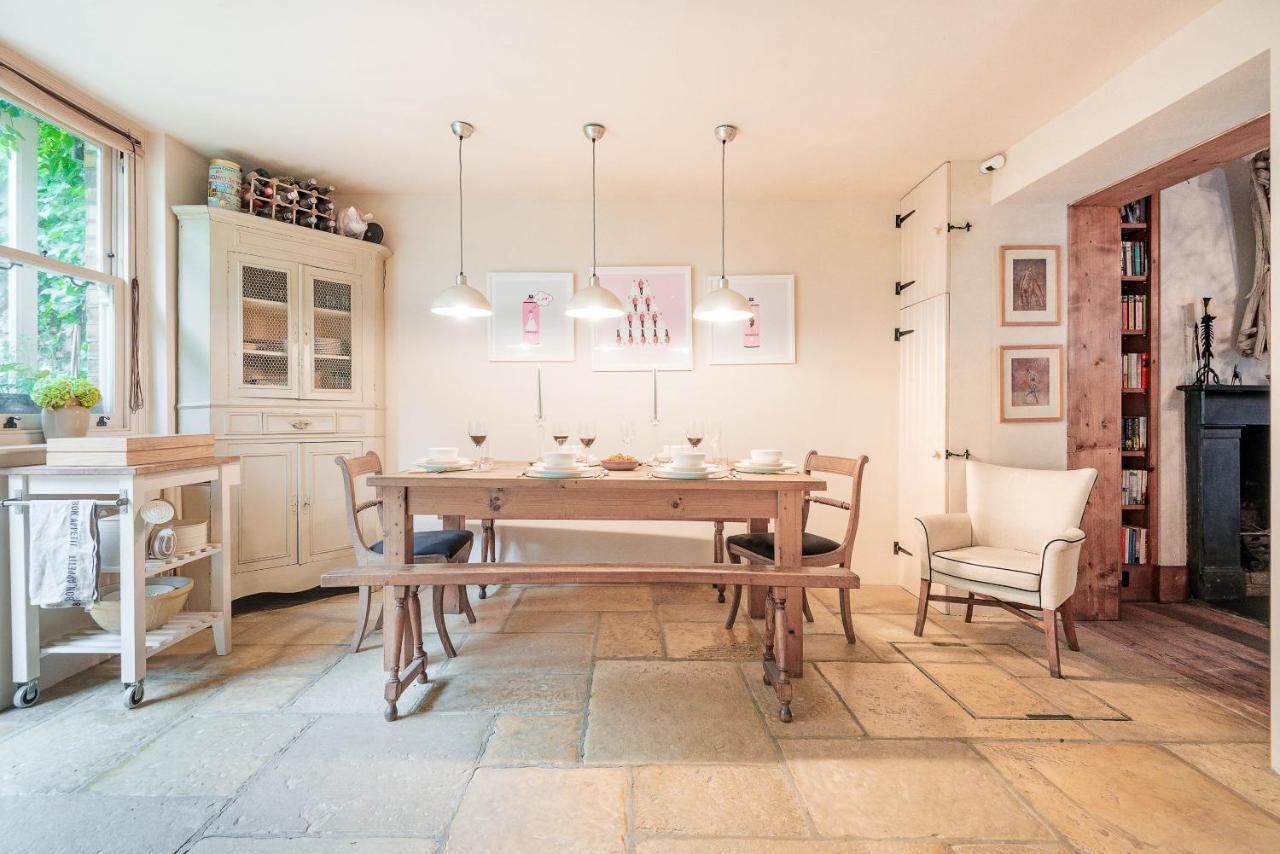 Traditional Townhouse Close To Battersea Park By Underthedoormat * Londres