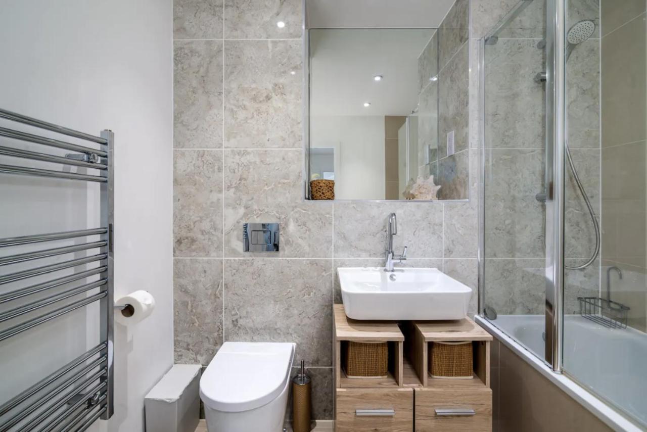 Stunning Riverside View Apartment, Near Canary Wharf & O2 Londres