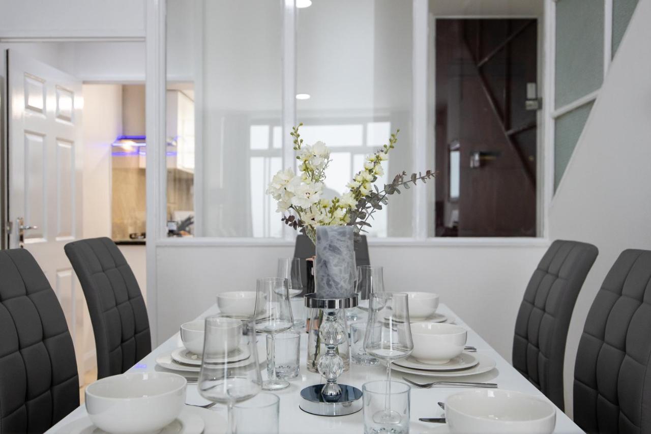 Spacious 4 Bedroom House Next To Kensington Palace *