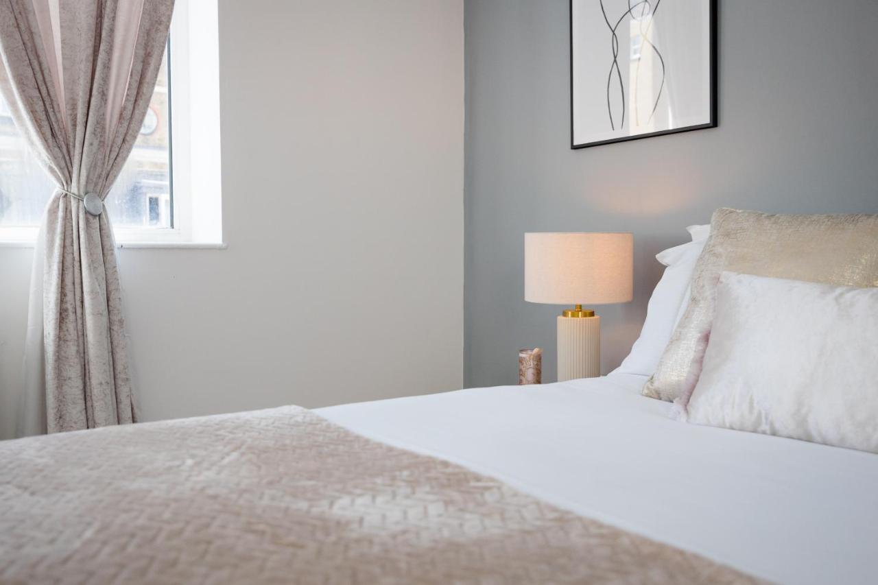Spacious 4 Bedroom House Next To Kensington Palace Apartment