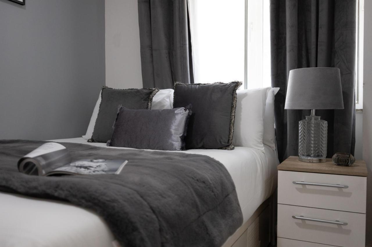 Spacious 4 Bedroom House Next To Kensington Palace *