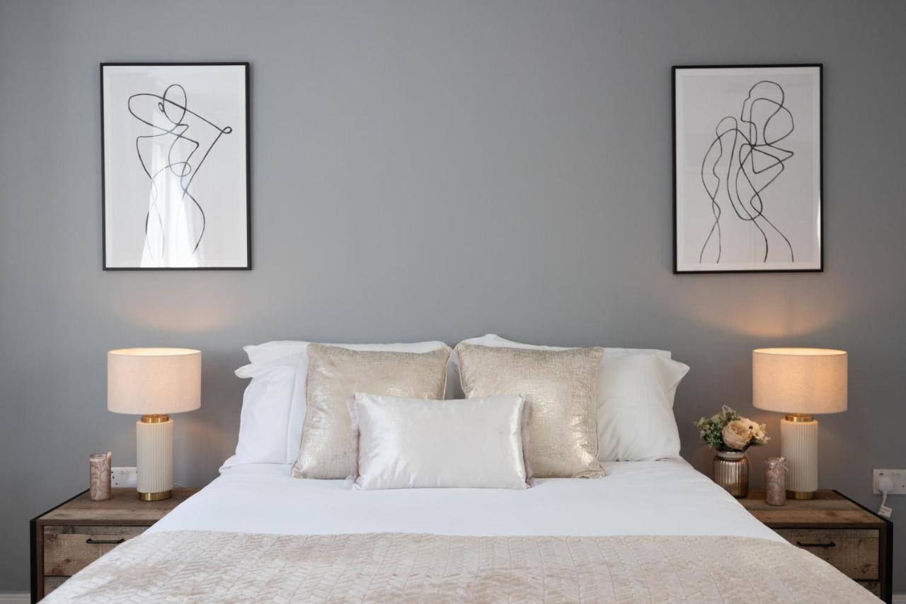 Spacious 4 Bedroom House Next To Kensington Palace Apartment