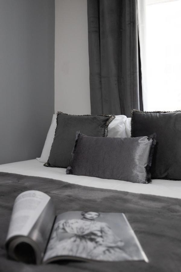 Spacious 4 Bedroom House Next To Kensington Palace Apartment *