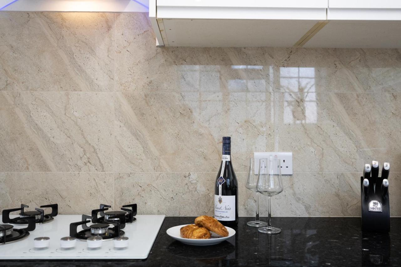 Spacious 4 Bedroom House Next To Kensington Palace Apartment