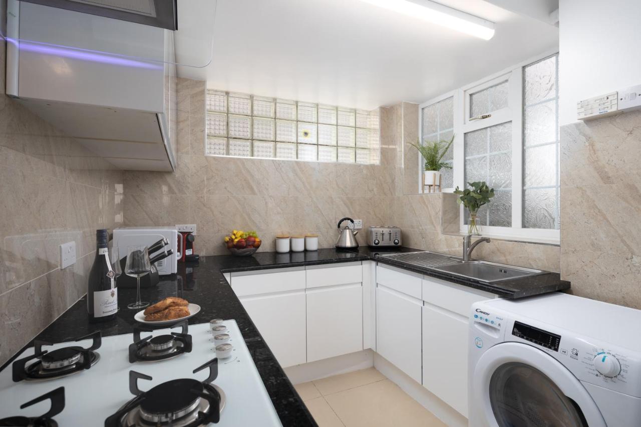 Spacious 4 Bedroom House Next To Kensington Palace Apartment *