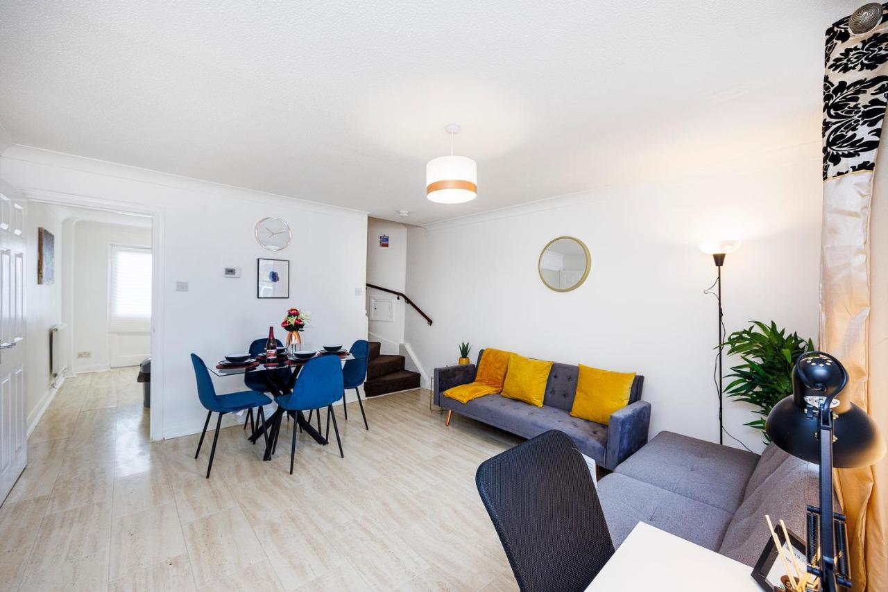Lovely 2 Bd Hse With Parking Near Excel Apartment