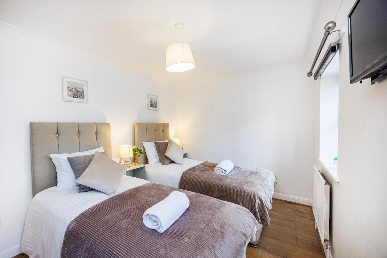 Lovely 2 Bd Hse With Parking Near Excel Apartment