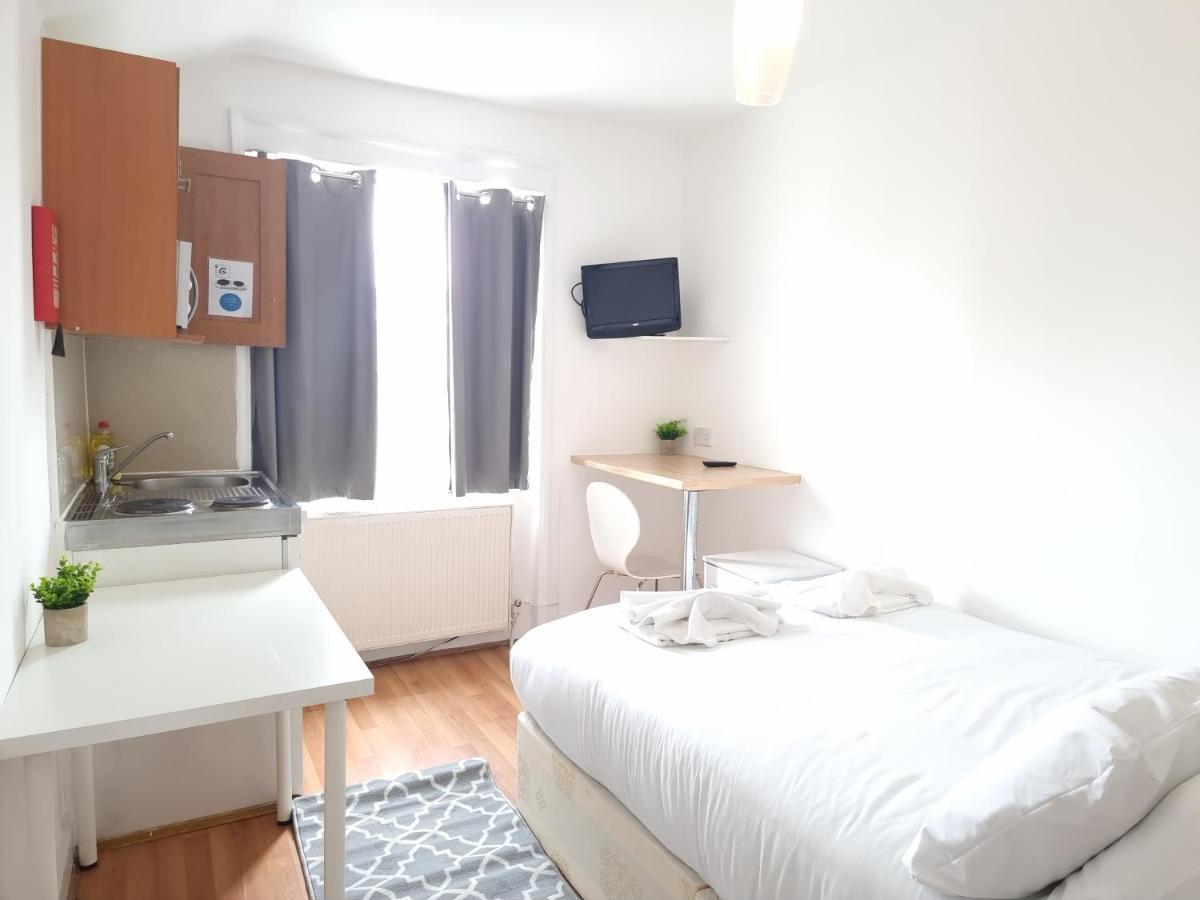 F20- 4th Floor Studio Fits 2 Near Paddington Apartment *