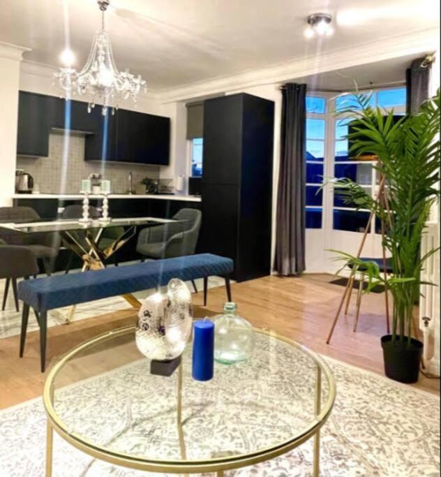 Luxury 3 Bedroom 3 And A Half Bathroom Flat In Swiss Appartement Londen