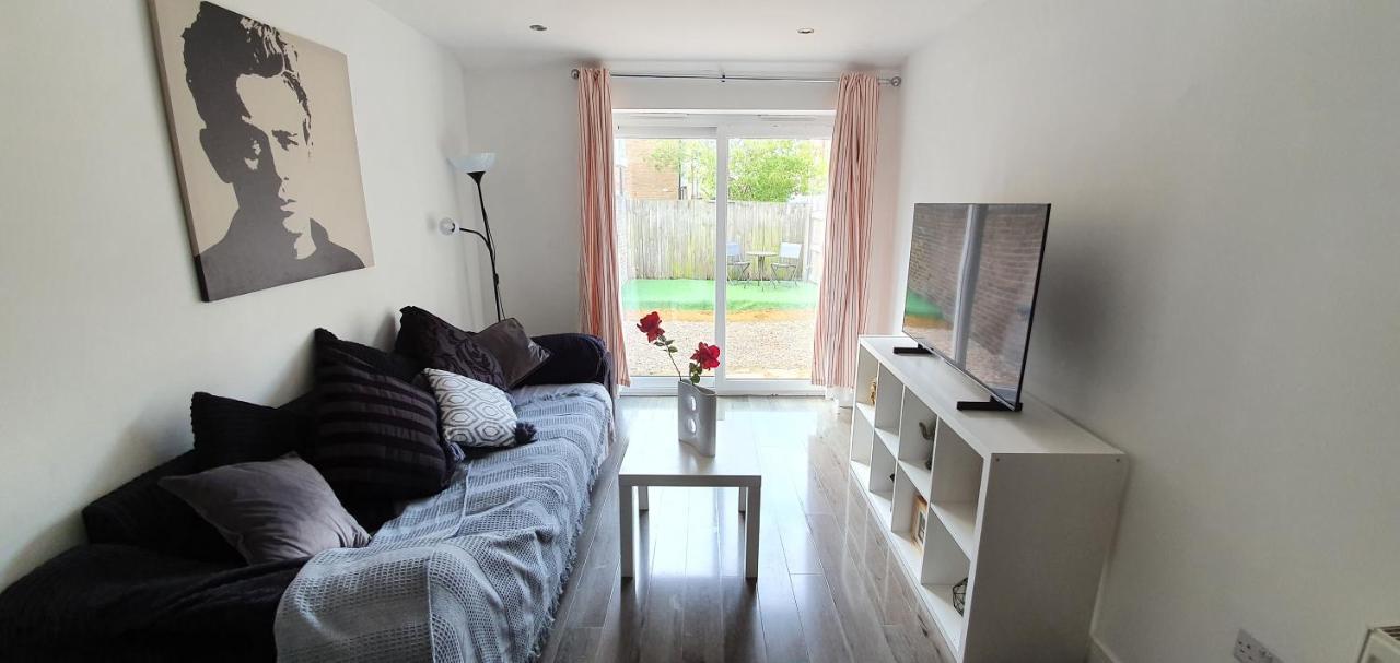 Trendy, Modern Garden Posh Peckham Londres