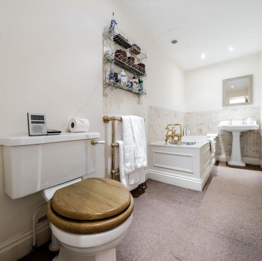 Bright 2 Bedroom 2 Bath Garden Flat In Victoria Londres