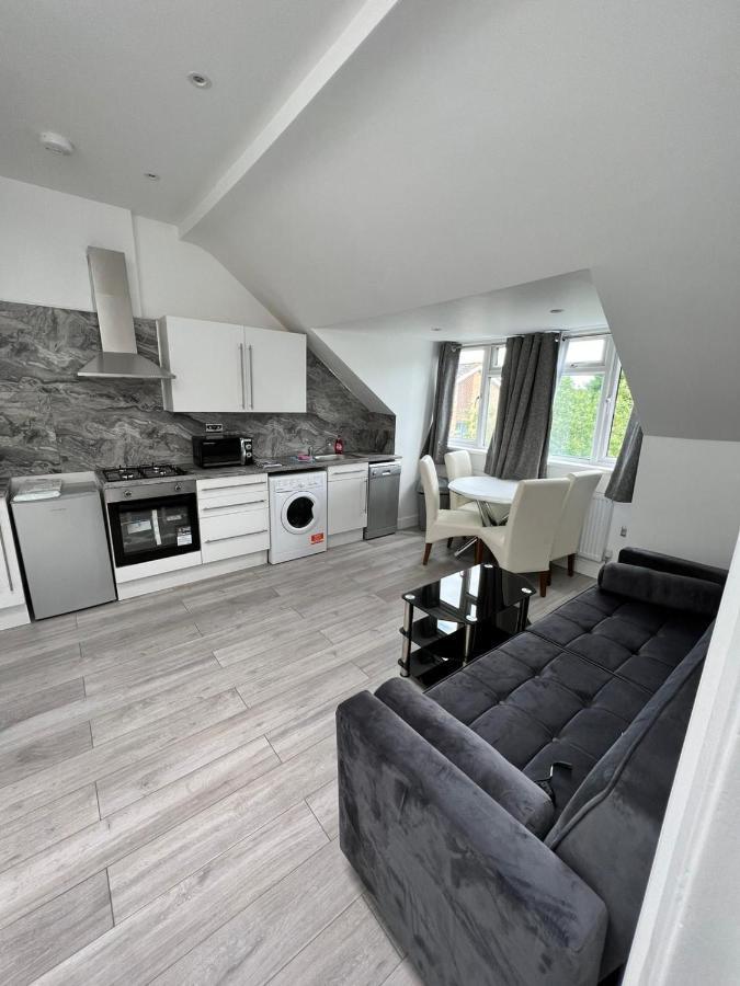 Lovely 2 Bedroom Flat With Roof Terrace In Nw6 *