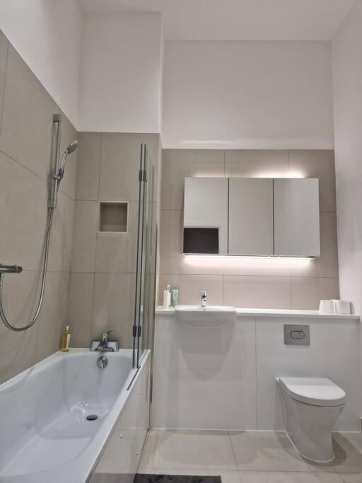 Double Bedroom In Modern * Londres