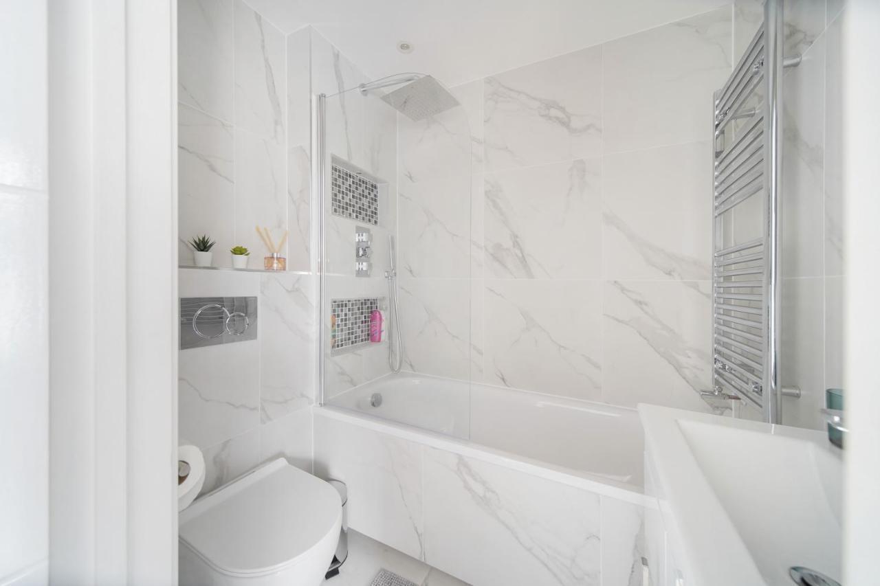 Apartment Stunning 3 Bed 3 Bath Townhouse *