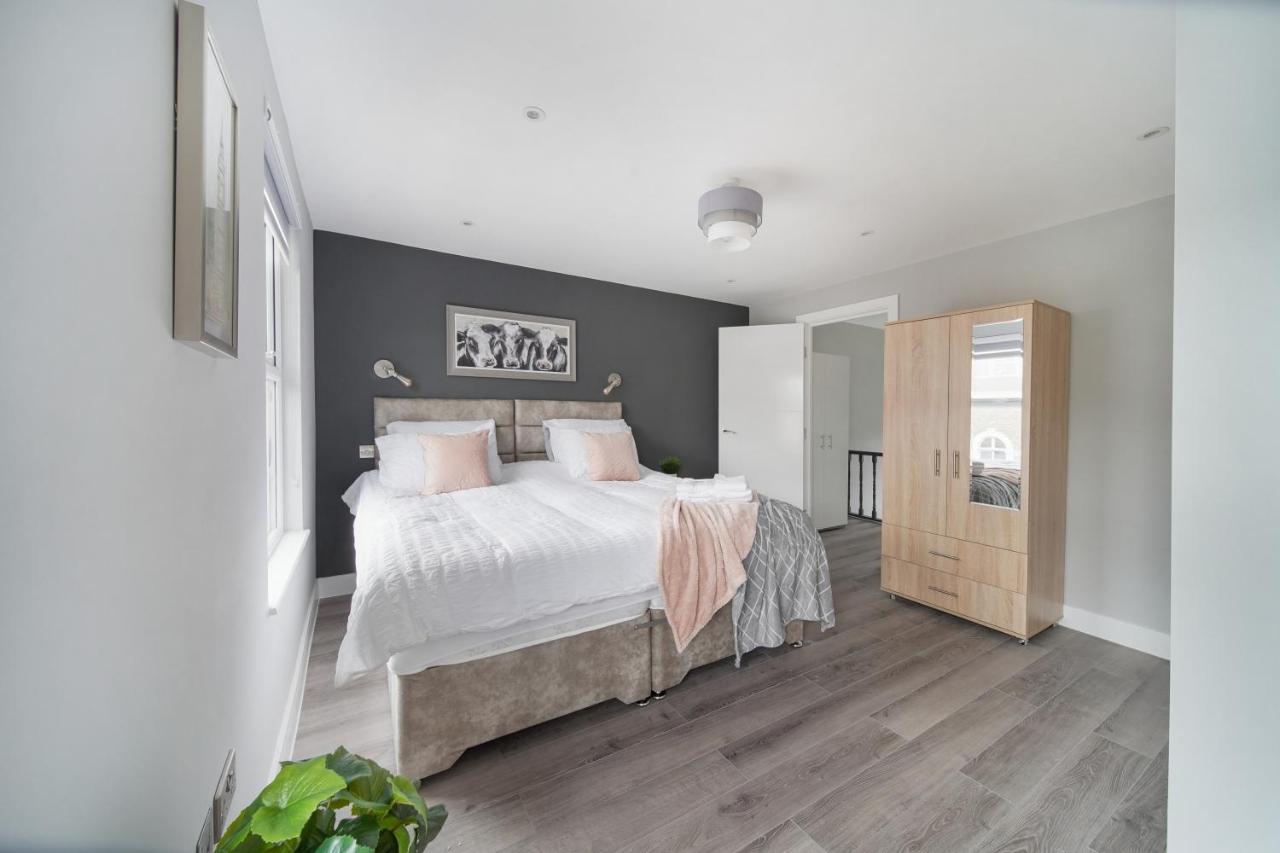Stunning 3 Bed 3 Bath Townhouse Apartment *