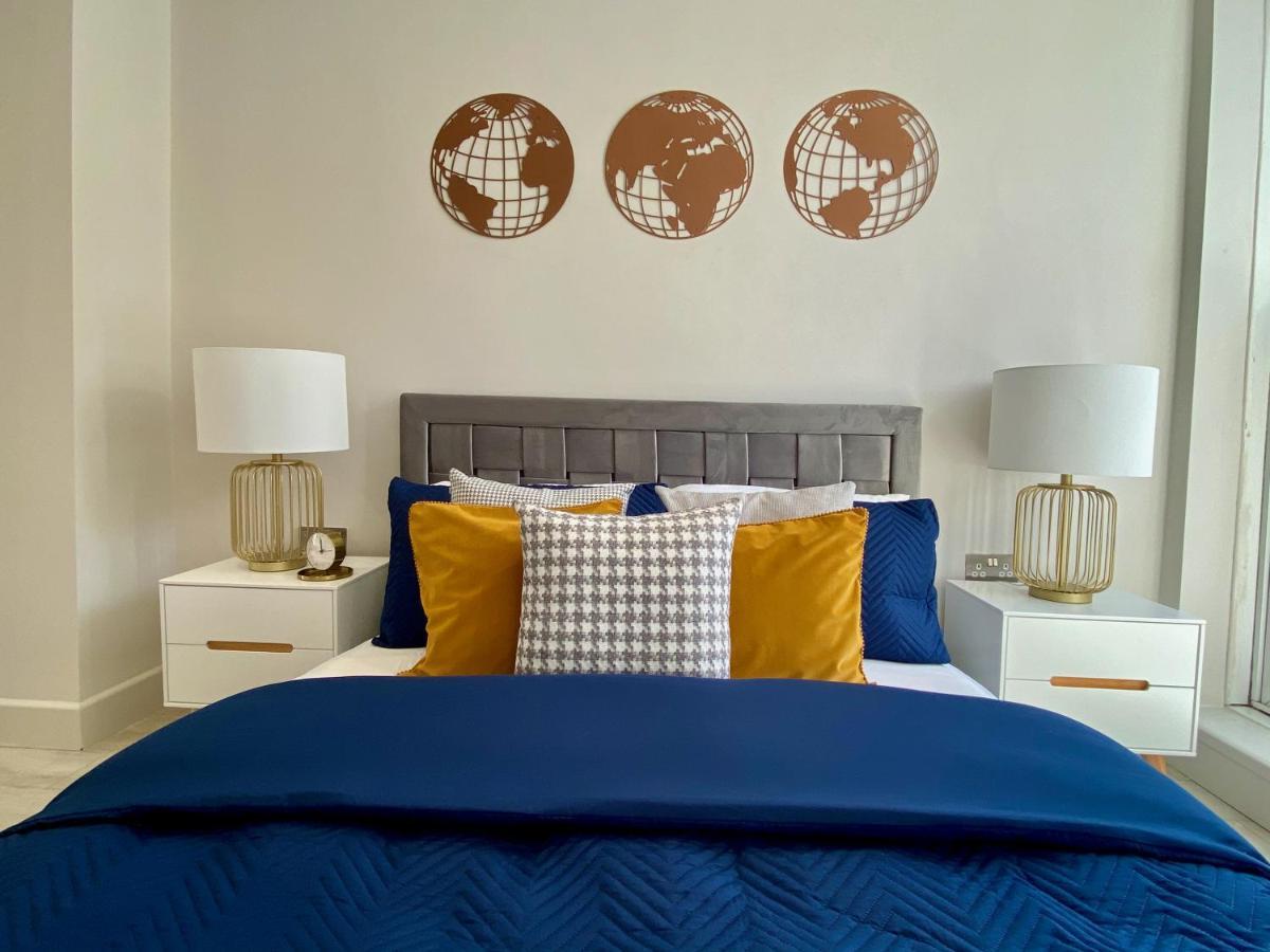 Perfect Location- 5 Minutes From Tower Bridge ! 8 Minutes Walk From Tube Apartment *