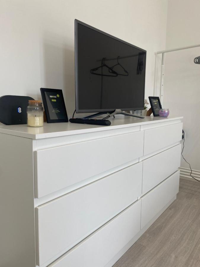 Modern Furnished Studio Quarto em Acomodações Particulares *