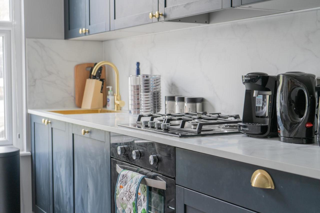 Stunning 3 Bed 3 Bath Townhouse Apartment *