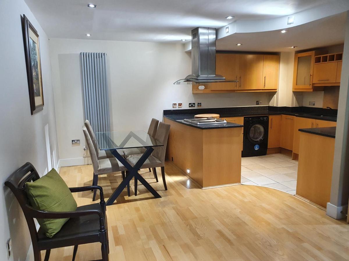 2 Bed Waterfront Luxury Apartment, E14 Londres