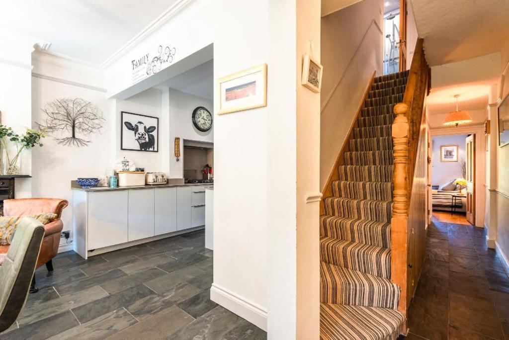 Pass The Keys Beautiful 3 Bedroom Family * London