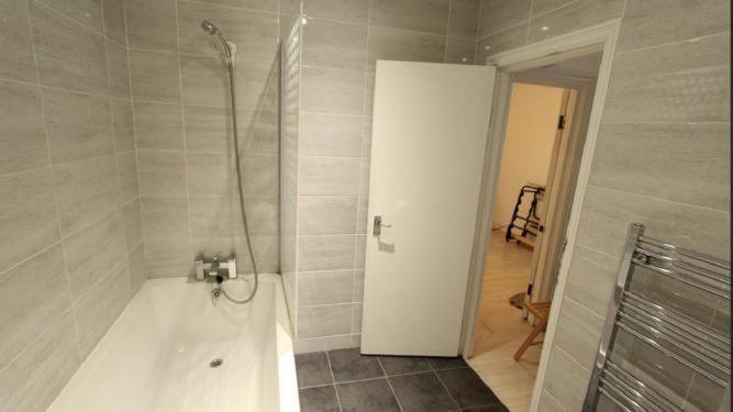 Renovated Family With Shared Kitchen And Bathroom In Angel Pensión Londres