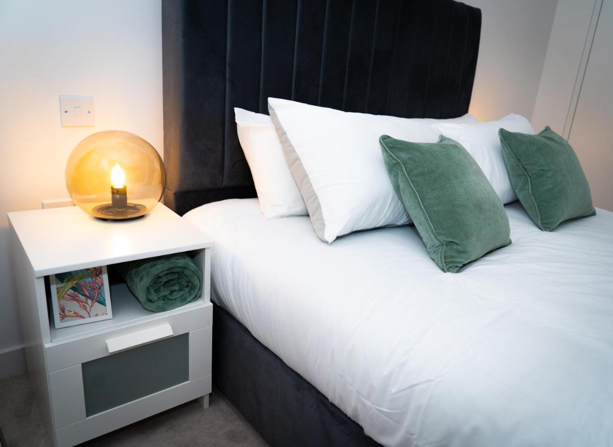 Royal Wharf - 1 Bed - Balcony - River & City View *