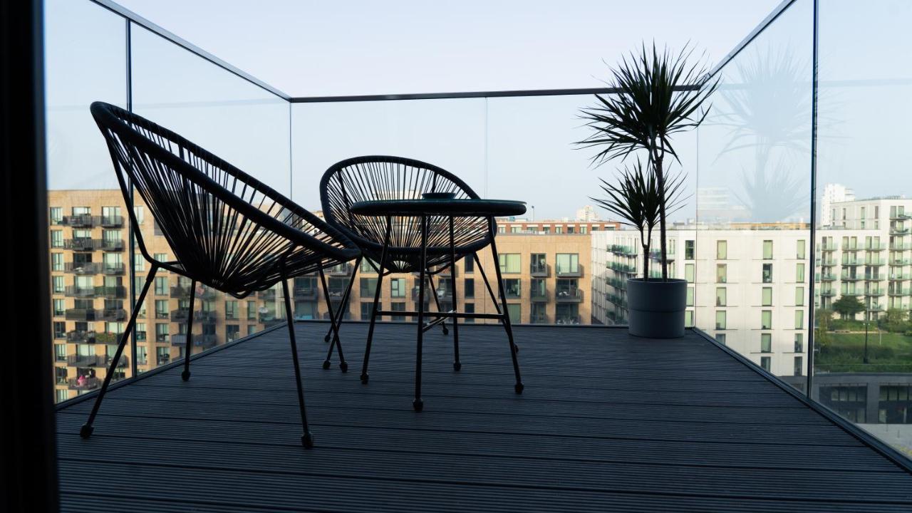 Royal Wharf - 1 Bed - Balcony - River & City View *