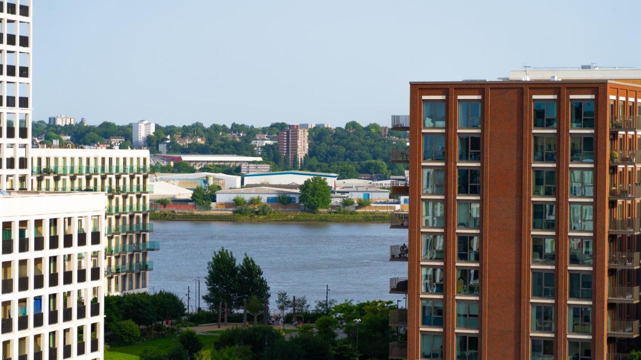Royal Wharf - 1 Bed - Balcony - River & City View Apartment *