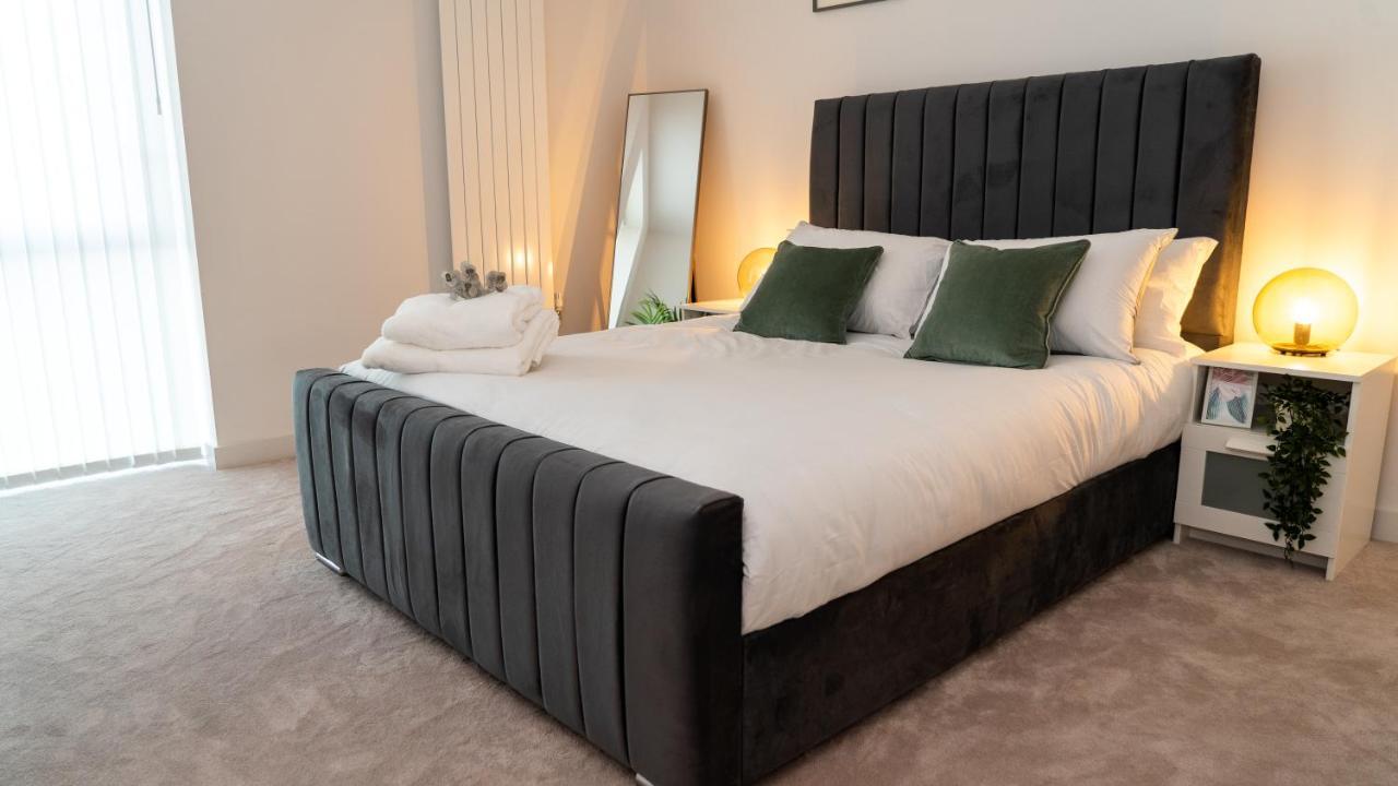 Royal Wharf - 1 Bed - Balcony - River & City View Apartment *