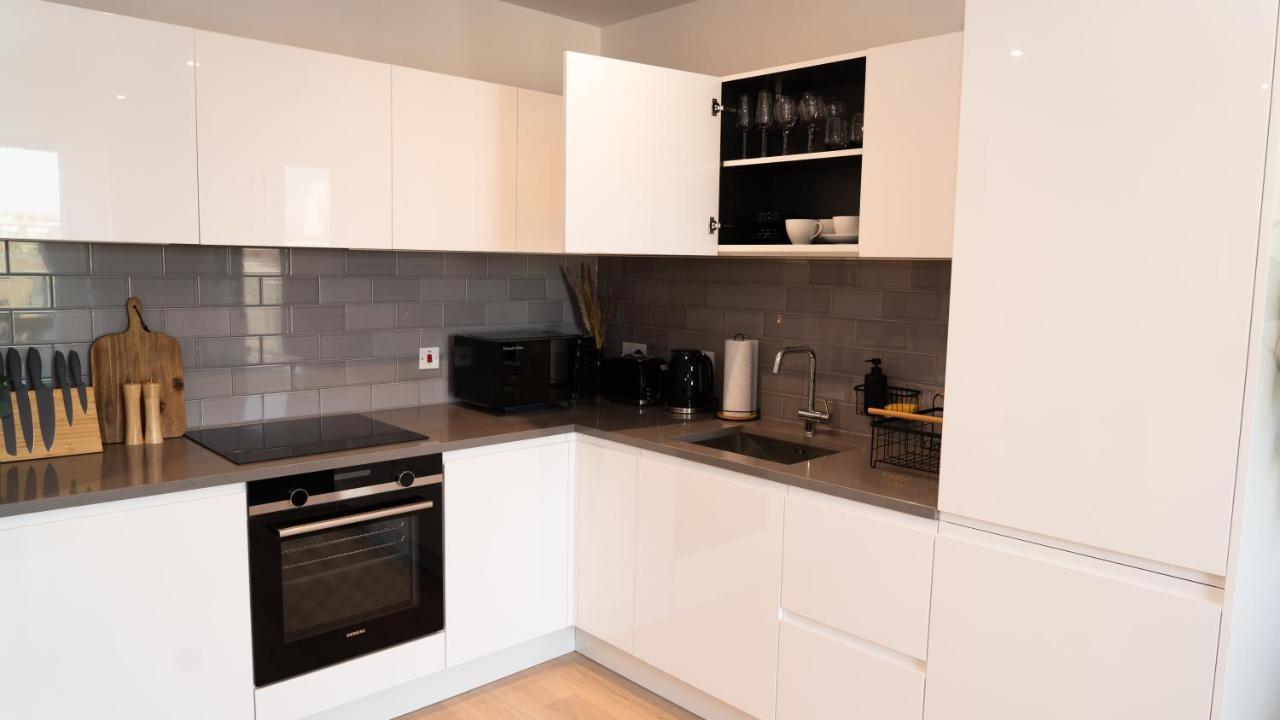 Royal Wharf - 1 Bed - Balcony - River & City View *