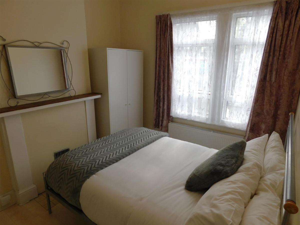 Entire 4 Bedroom Terrace House In Londen