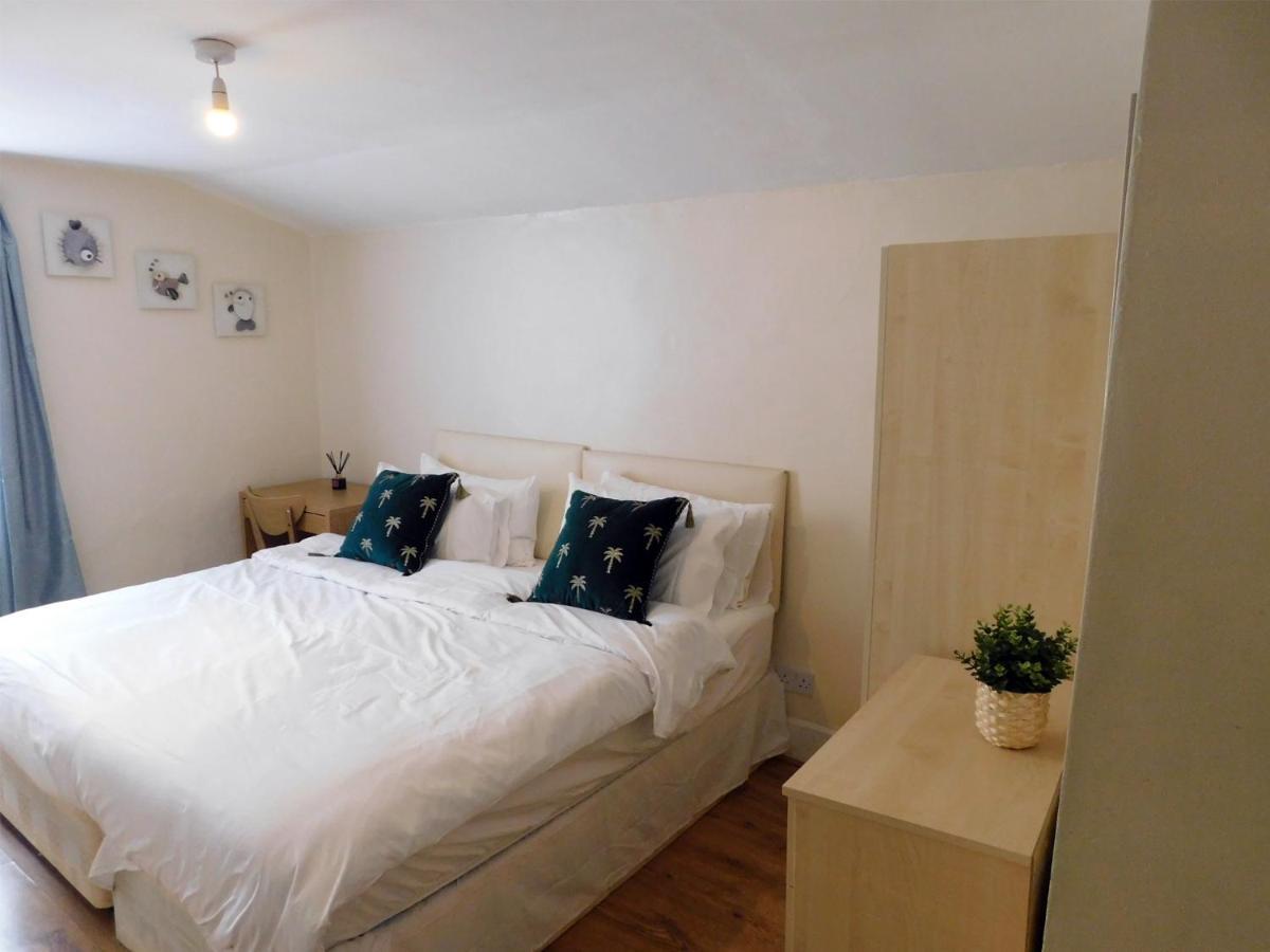 Entire 4 Bedroom Terrace House In * Londen