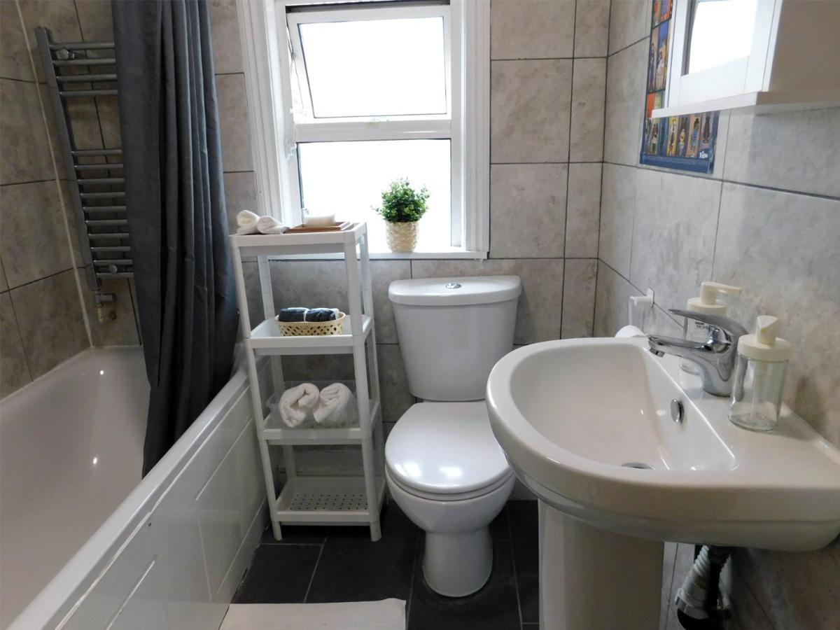 Entire 4 Bedroom Terrace House In Londen