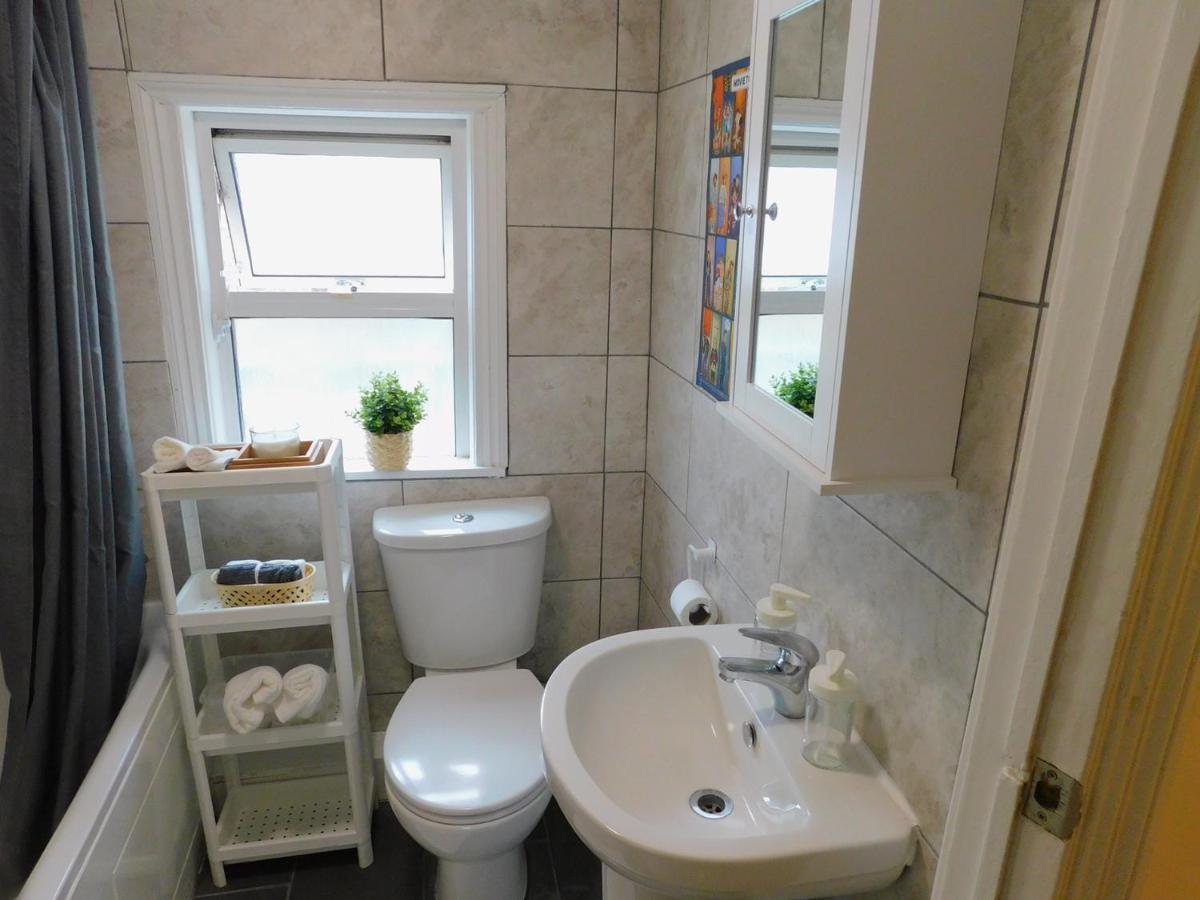 Appartement Entire 4 Bedroom Terrace House In *