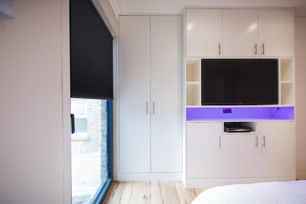 Modern Bedroom In !! * Londen