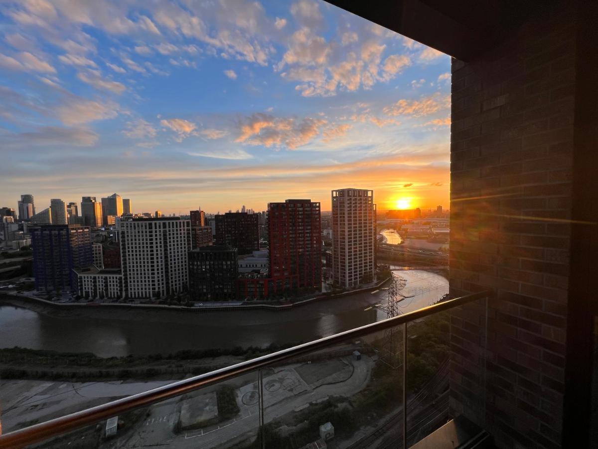 Luxury Penthouse With Stunning Views Near Excel, O2, Airport Apartment
