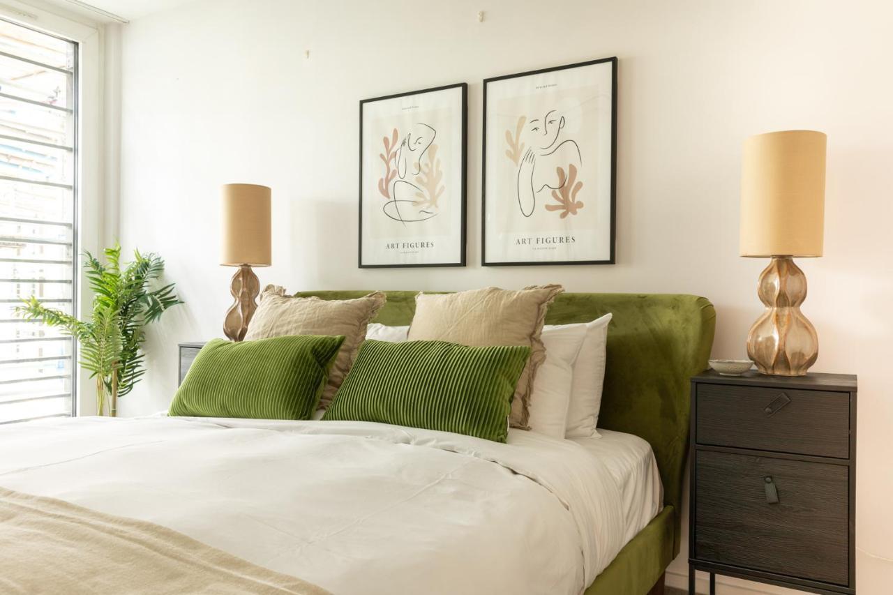 The Aurora's Nest - Lovely 3bdr With Balcony And Study Apartment *
