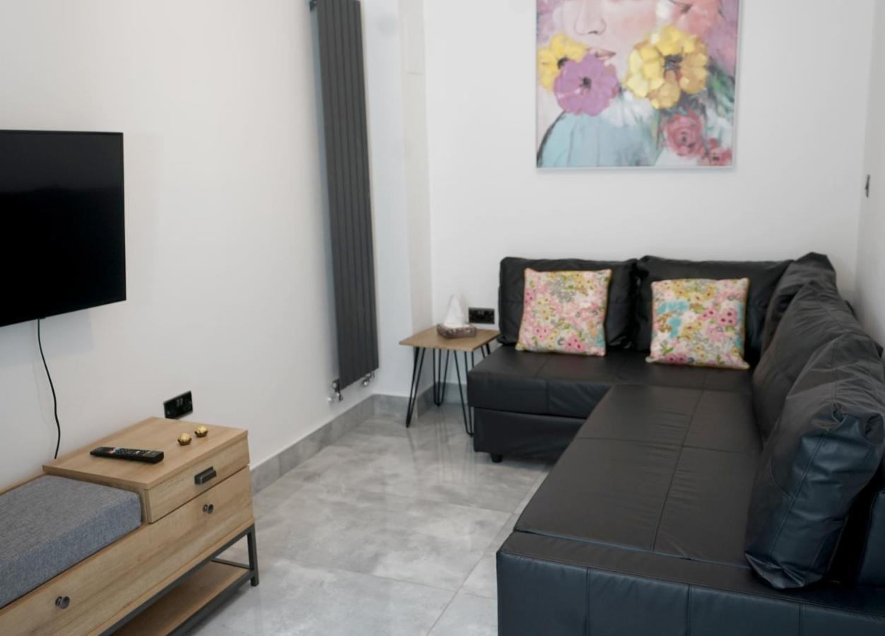 Luxury Garden Sleep 7, 2 Mins To Metro Appartement