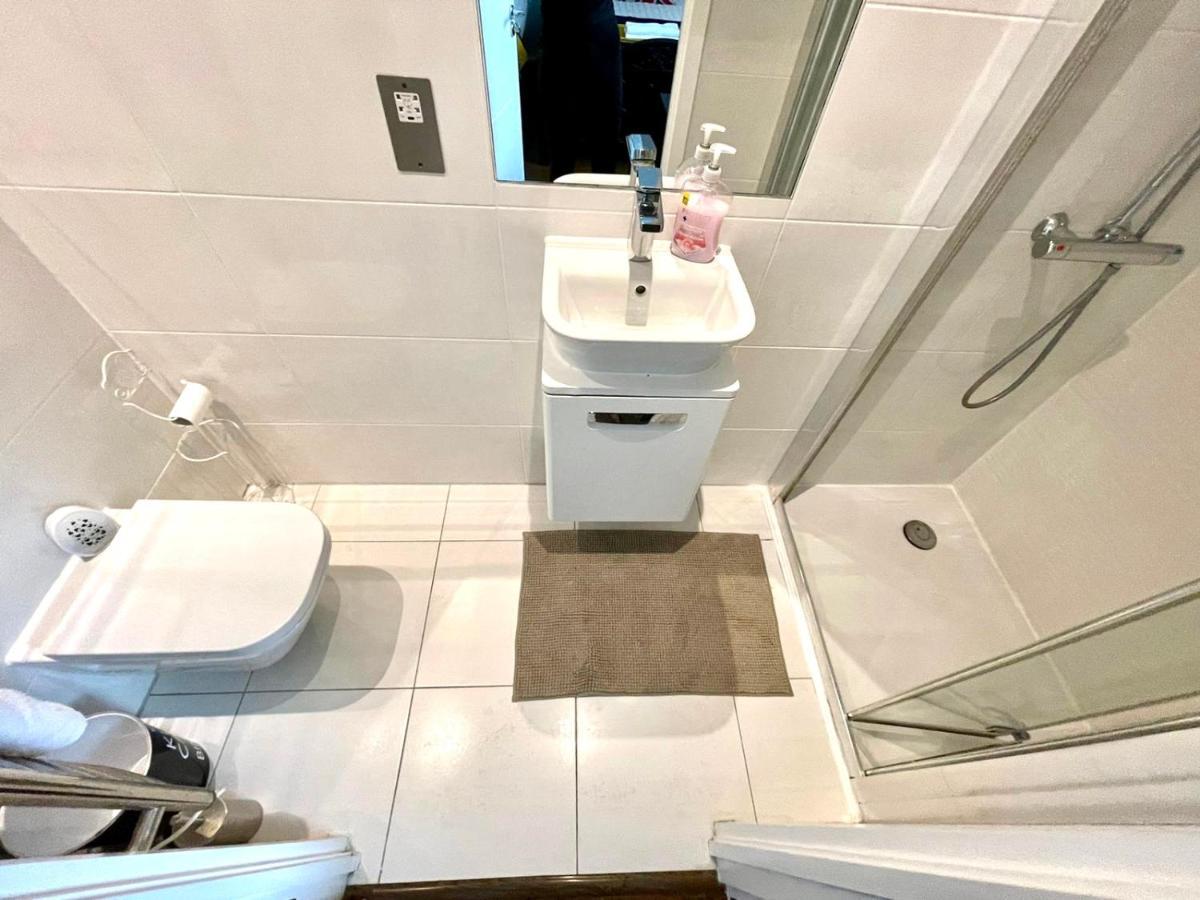 Stratford Luxury House, 5 Minutes Walk Station, Westfield, 3 Bedrooms 3 Bathrooms, Reception, Garden, Parking Londres